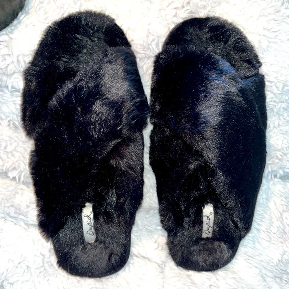 Qupid Shoes - Women’s Qupid Black Faux Fur Slippers/ Sandals - Size - 7 *ONLY WORN ONCE*